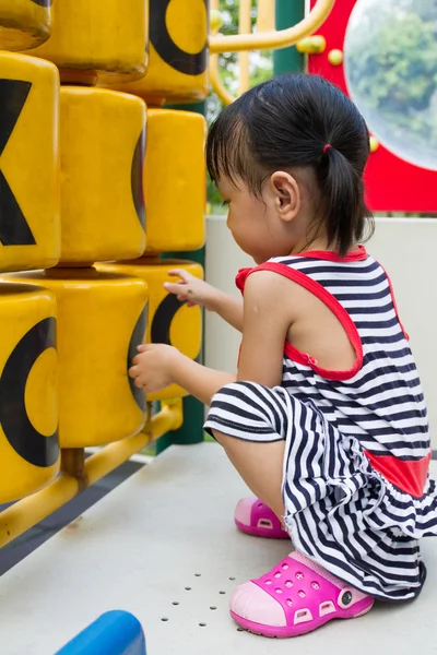 Asiático niño jugando en patio de recreo — Foto de Stock