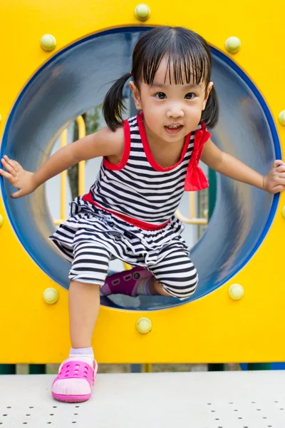 Asiatique enfant rampant sur aire de jeux Tube — Photo