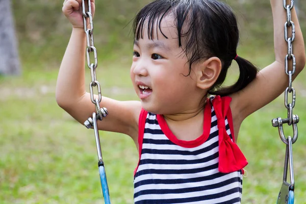 Asyalı çocuk Swing Park — Stok fotoğraf