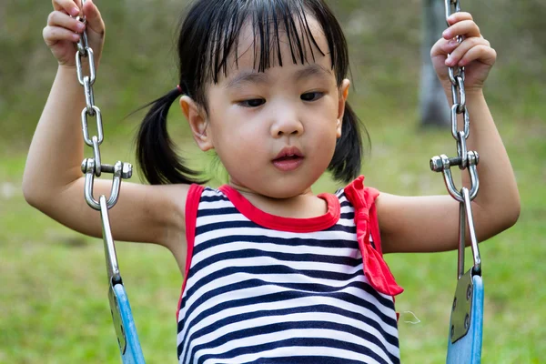 Asiatique gamin balançoire à parc — Photo