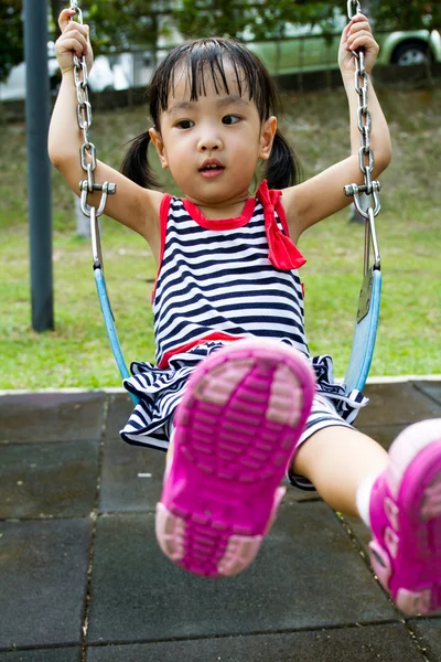 Asiatique gamin balançoire à parc — Photo