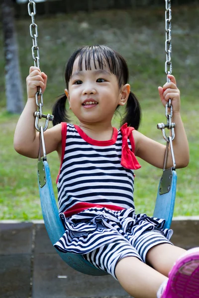 Asiatico bambino swing a parco — Foto Stock