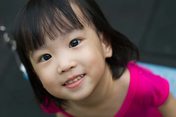 Asiatiska barn gunga på Park — Stockfoto