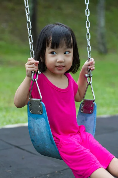 Asyalı çocuk Swing Park — Stok fotoğraf