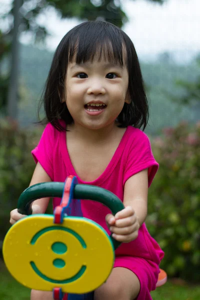 Asyalı çocuk Parkı'nda binicilik — Stok fotoğraf