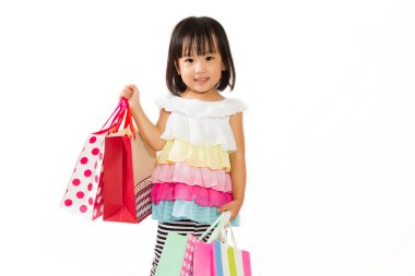 Asyalı çocuk alışveriş çantası ile