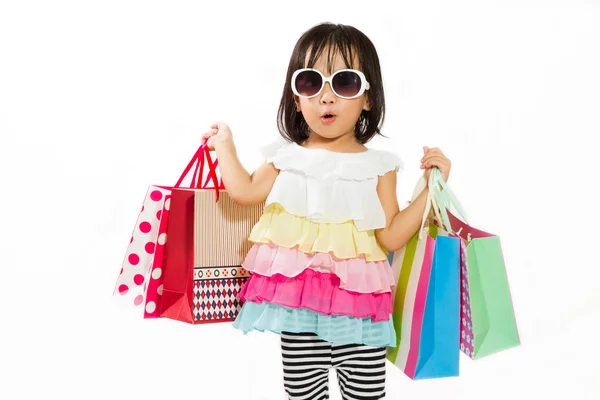 Niño asiático con bolsa de compras — Foto de Stock