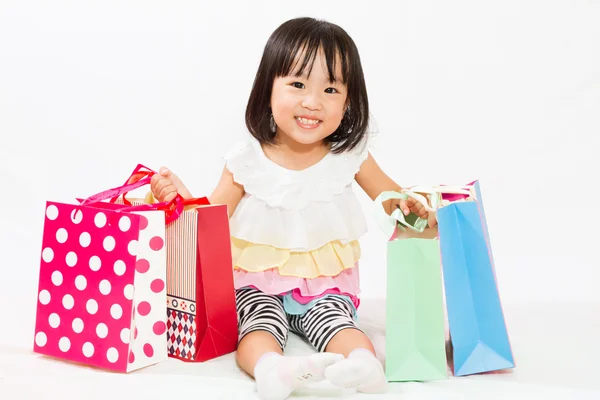 Niño asiático con bolsa de compras — Foto de Stock