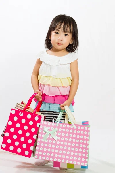 Niño asiático con bolsa de compras — Foto de Stock