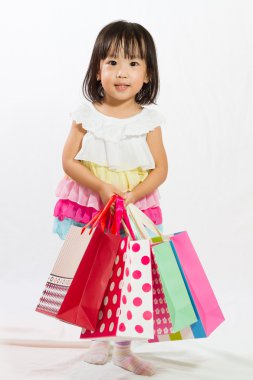 Asyalı çocuk alışveriş çantası ile