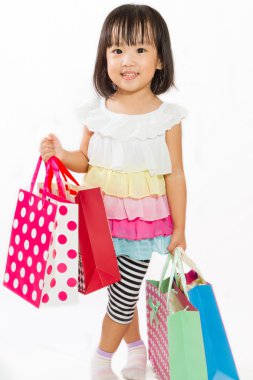 Asyalı çocuk alışveriş çantası ile
