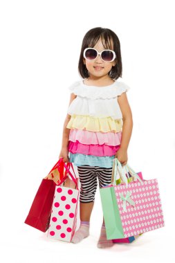 Asyalı çocuk alışveriş çantası ile