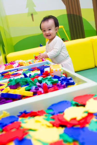 Chinese baby playing puzzle — Stock Photo, Image