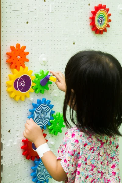 Menina chinesa resolver quebra-cabeça — Fotografia de Stock