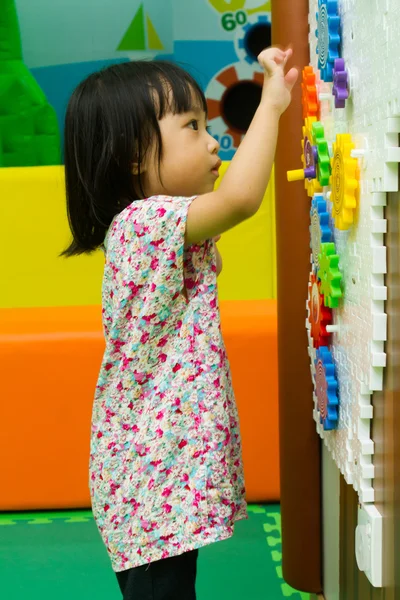 Chinese girl solving puzzle — Stock Photo, Image