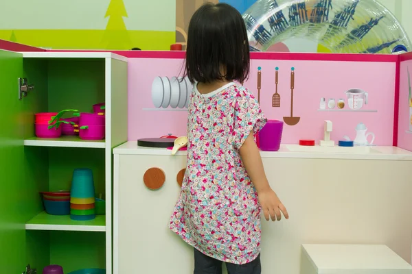 Kinesiska barn rollspel på kök — Stockfoto