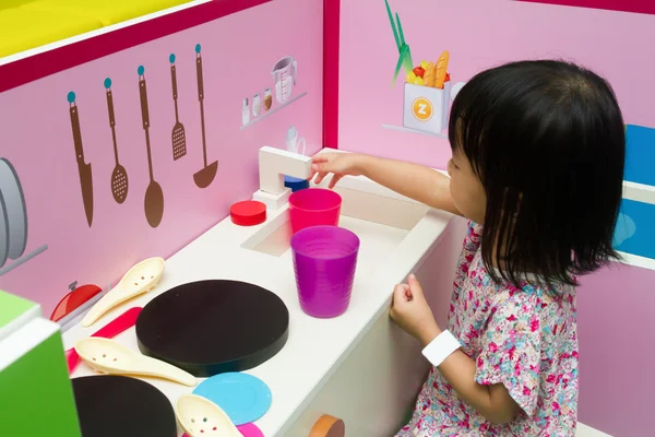 Niños chinos jugando a los roles en la cocina — Foto de Stock