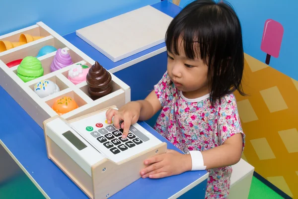 Juegos de rol de niños chinos en la heladería . — Foto de Stock