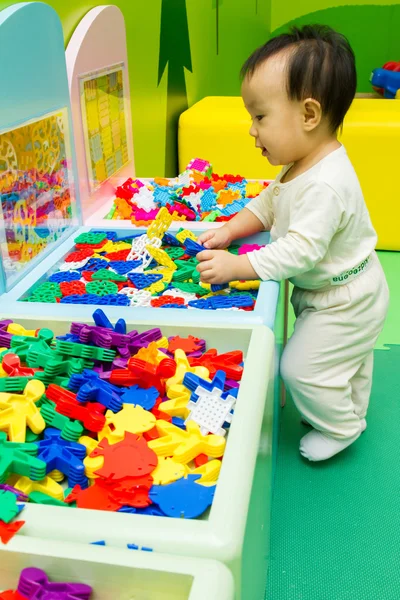 Chinese baby playing puzzle — Stock Photo, Image