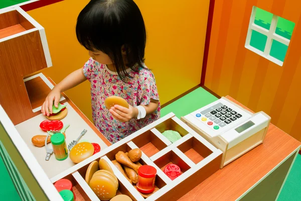 Juegos de rol de niños chinos en la tienda de hamburguesas . — Foto de Stock