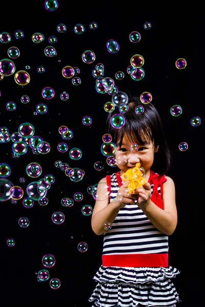 Asiatique chinois petite fille jouer savon bulles — Photo