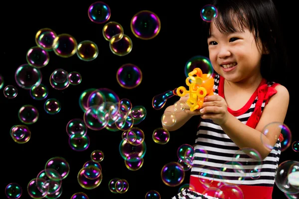 Asiática china niña jugando jabón burbujas — Foto de Stock