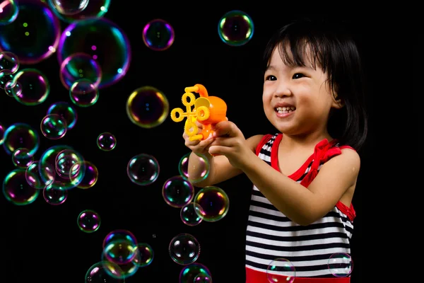 Asiática china niña jugando jabón burbujas —  Fotos de Stock