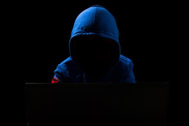 Meçhul Hacker bilgisayar kullanarak