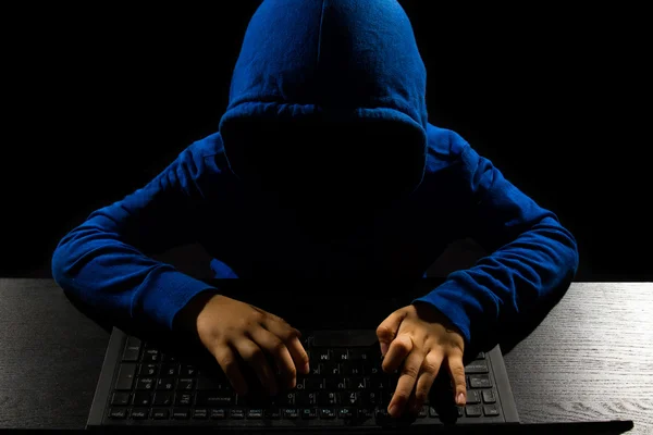 Meçhul Hacker bilgisayar kullanarak