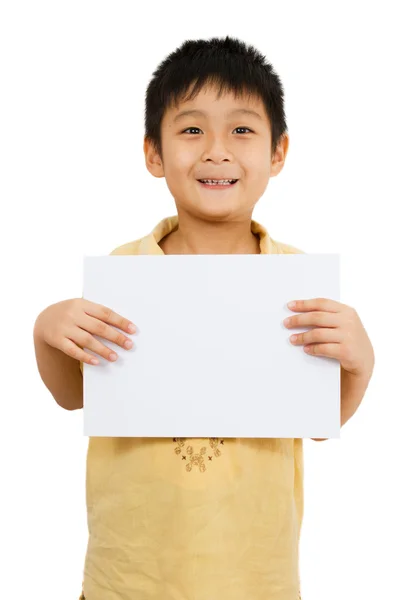 Aziatische Chinese kinderen houden leeg wit bord. — Stockfoto