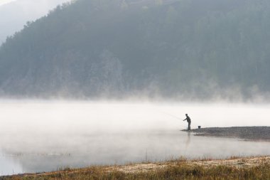 Adam balıkçılık Nehri sahilinde 