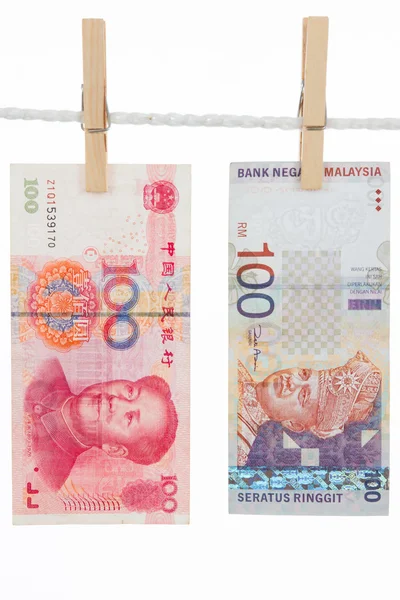 中国と物干しのマレーシア通貨 — ストック写真
