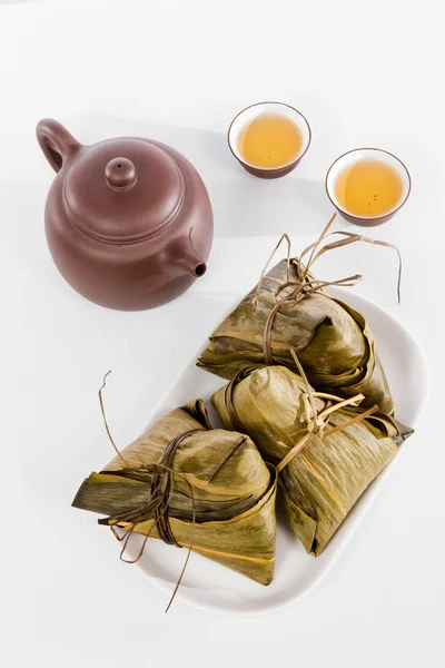 Čínské knedlíky, Zongzi v bílém pozadí — Stock fotografie