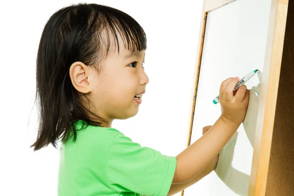 Petite fille chinoise écrivant sur tableau blanc — Photo