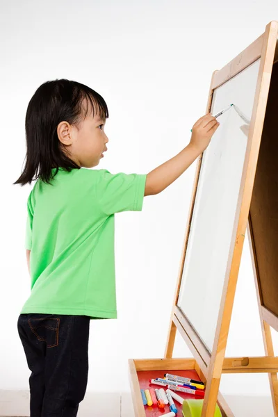 Chinees meisje schrijven op het whiteboard — Stockfoto