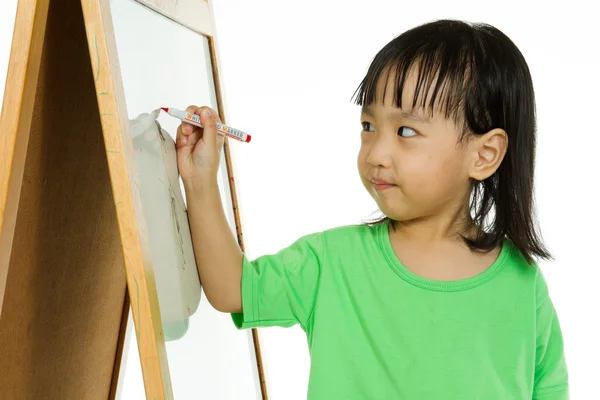 Petite fille chinoise écrivant sur tableau blanc — Photo