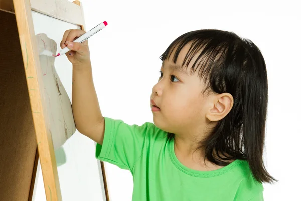 Niña china escribiendo en pizarra blanca — Foto de Stock