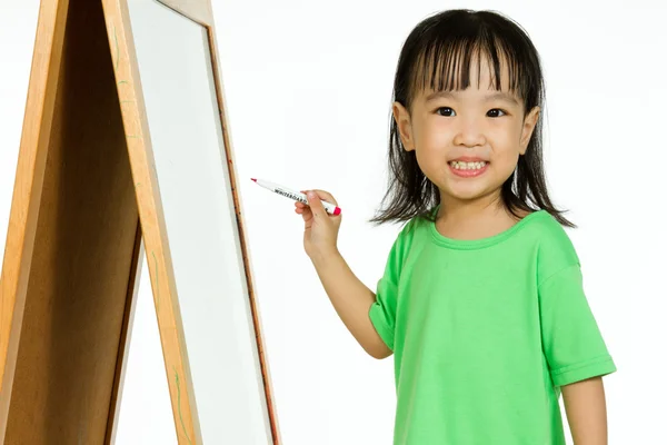 Çinli küçük kız beyaz tahta üzerinde yazma — Stok fotoğraf