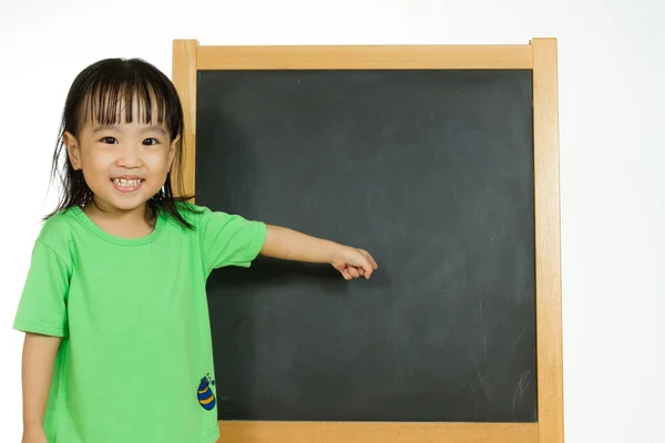 中国的小女孩，与空白的黑板 — 图库照片
