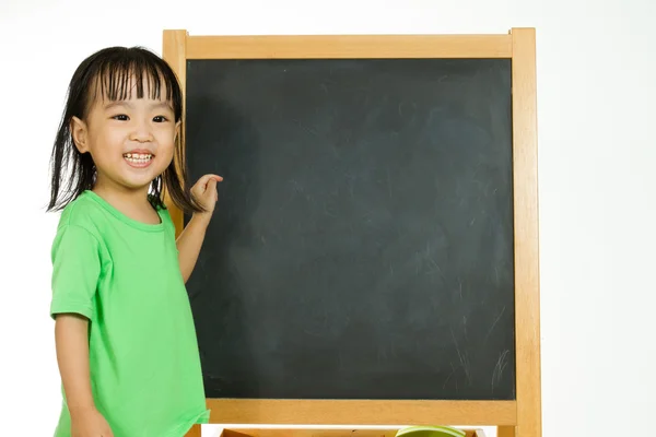 Chinese little girl with blank blackboard — Stock Photo, Image