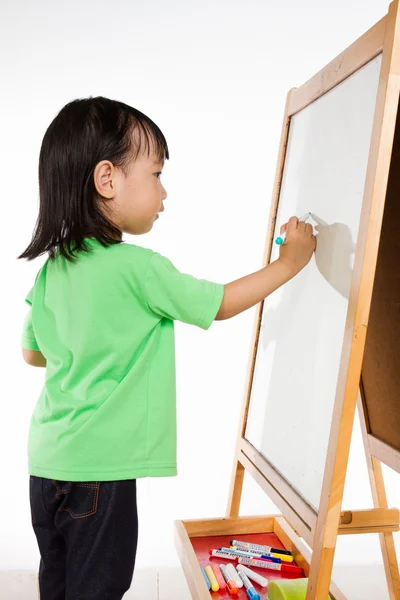 Niña china escribiendo en pizarra blanca — Foto de Stock