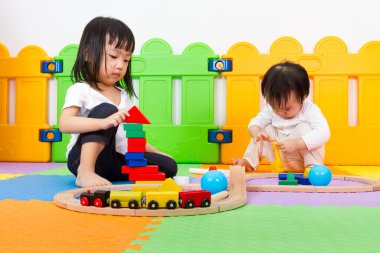 Asya Çin çocuk legolarla oynuyor