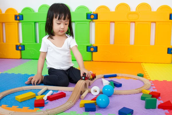 Ázsiai kínai gyermek játszani a blokkokat — Stock Fotó