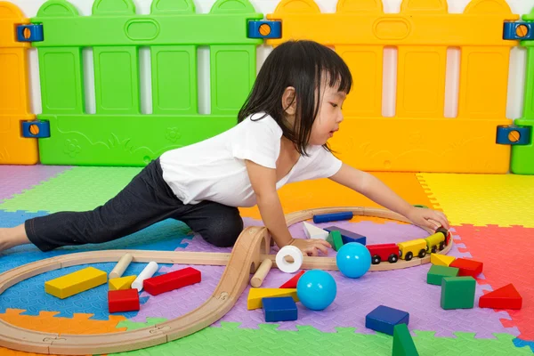 Asiatiska kinesiska barn som leker med klossar — Stockfoto