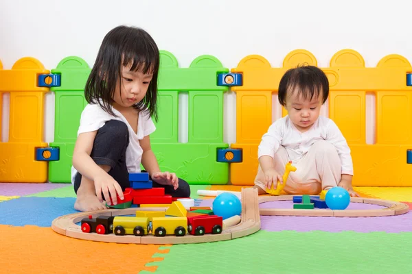Asiático chino niños jugando con bloques — Foto de Stock