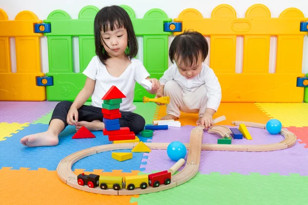 Asiatico cinese bambini giocare con blocchi — Foto Stock