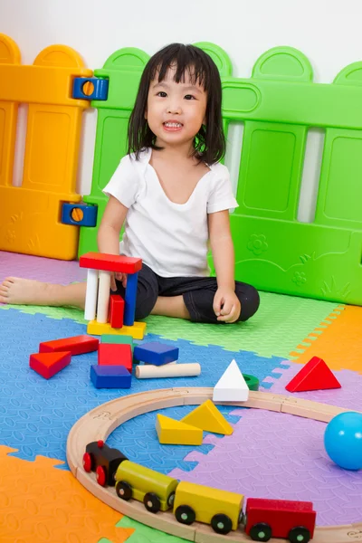 Asiáticos niños chinos jugando con bloques — Foto de Stock