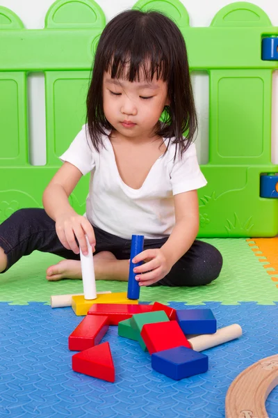Asijské čínské děti si hrají s bloky — Stock fotografie