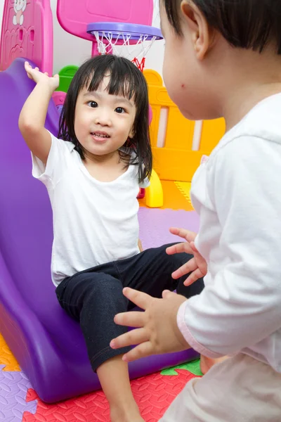 Asiático chinês pouco irmã e irmão jogar no slide — Fotografia de Stock