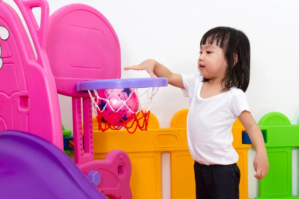 Asiatiska kinesiska liten flicka spela basket — Stockfoto